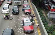 В Гонконге на дорогу рассыпали 4,5 миллионов долларов