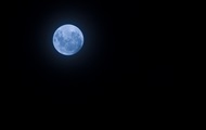 Ночью жители Земли увидят в небе "голубую Луну"