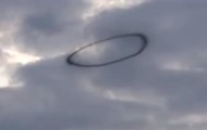 Загадочное черное кольцо увидели в небе над Британией