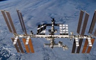 Космонавты впервые почистили иллюминаторы на МКС