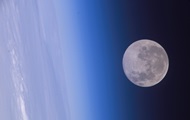 NASA показало редкое фото МКС на фоне Луны