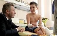 Путин дал российское гражданство раненному в Донбассе ребенку