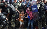 Тысяча мигрантов прорвалась из Греции в Македонию