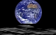 NASA показало снимок Земли в ночном небе Луны