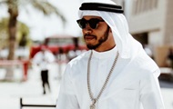 Хэмилтон примерил одеяния шейха в Бахрейне