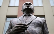 Памятник Жириновскому установили в Москве