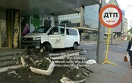 В Киеве микроавтобус врезался в гостиницу