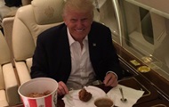 Трамп с курицей KFC в личном самолете насмешил соцсети