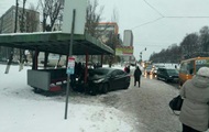 В Киеве из-за гололедицы авто врезалось в остановку