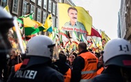 На демонстрации курдов в Дюссельдорфе пострадали 15 полицейских