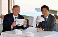 Трамп сыграл в гольф с премьером Японии Абэ
